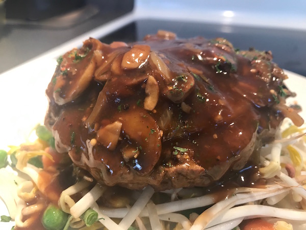 Hamburger Steak sur un Lit de Fèves Germées 3