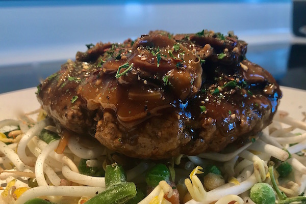 Hamburger Steak sur un Lit de Fèves Germées 