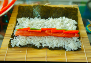 Maki saumon carotte avocat