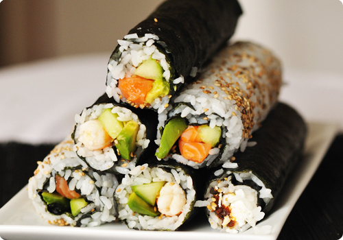 Makis concombre avocat crevettes makis californiens makis chevre tomates sechees 1