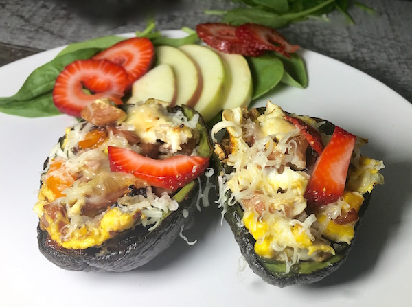 Oeufs broyés avec Petits Légumes dans une Pelure D'Avocat 2