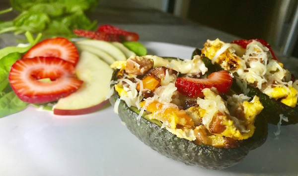 Oeufs broyés avec Petits Légumes dans une Pelure D'Avocat 4