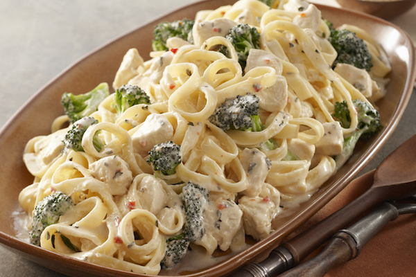 Pâtes au poulet, au brocoli et au fromage dans une seule poêle