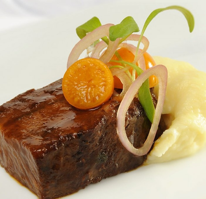PALERON DE BOEUF BRAISÉ, ALIGOT DE PANAIS ET AU FROMAGE LA BELLE-MÈRE