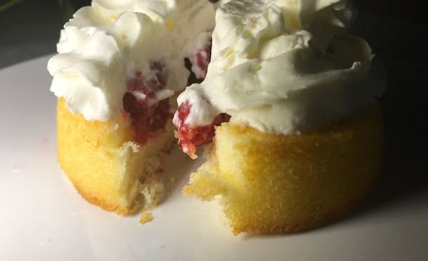 Petit Gâteau des Anges avec Framboises et Crème Fouettée 4