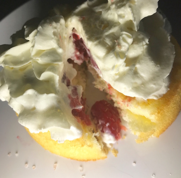 Petit Gâteau des Anges avec Framboises et Crème Fouettée 7