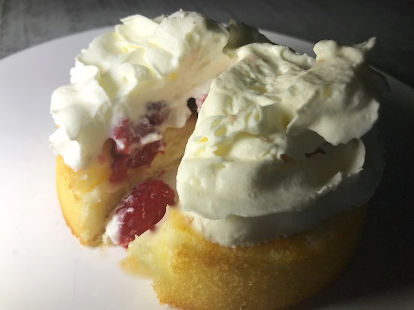 Petit Gâteau des Anges avec Framboises et Crème Fouettée 8