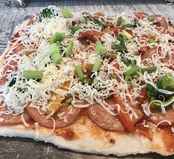 Pizza sur Croûte Mince Pepperoni et Légumes 12
