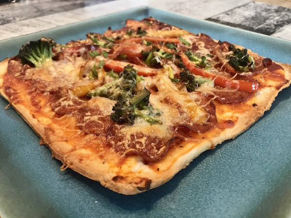 Pizza sur Croûte Mince Pepperoni et Légumes 14