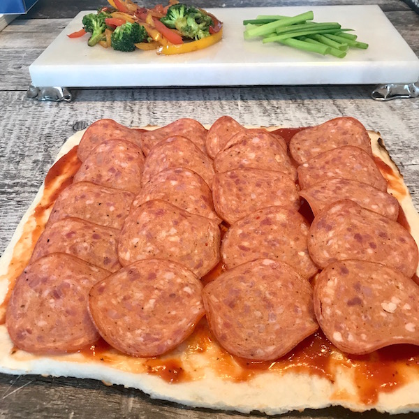 Pizza sur Croûte Mince Pepperoni et Légumes 9