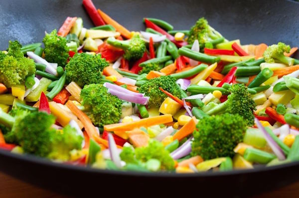 une la poêle de nourriture avec une lot de des légumes. génératif