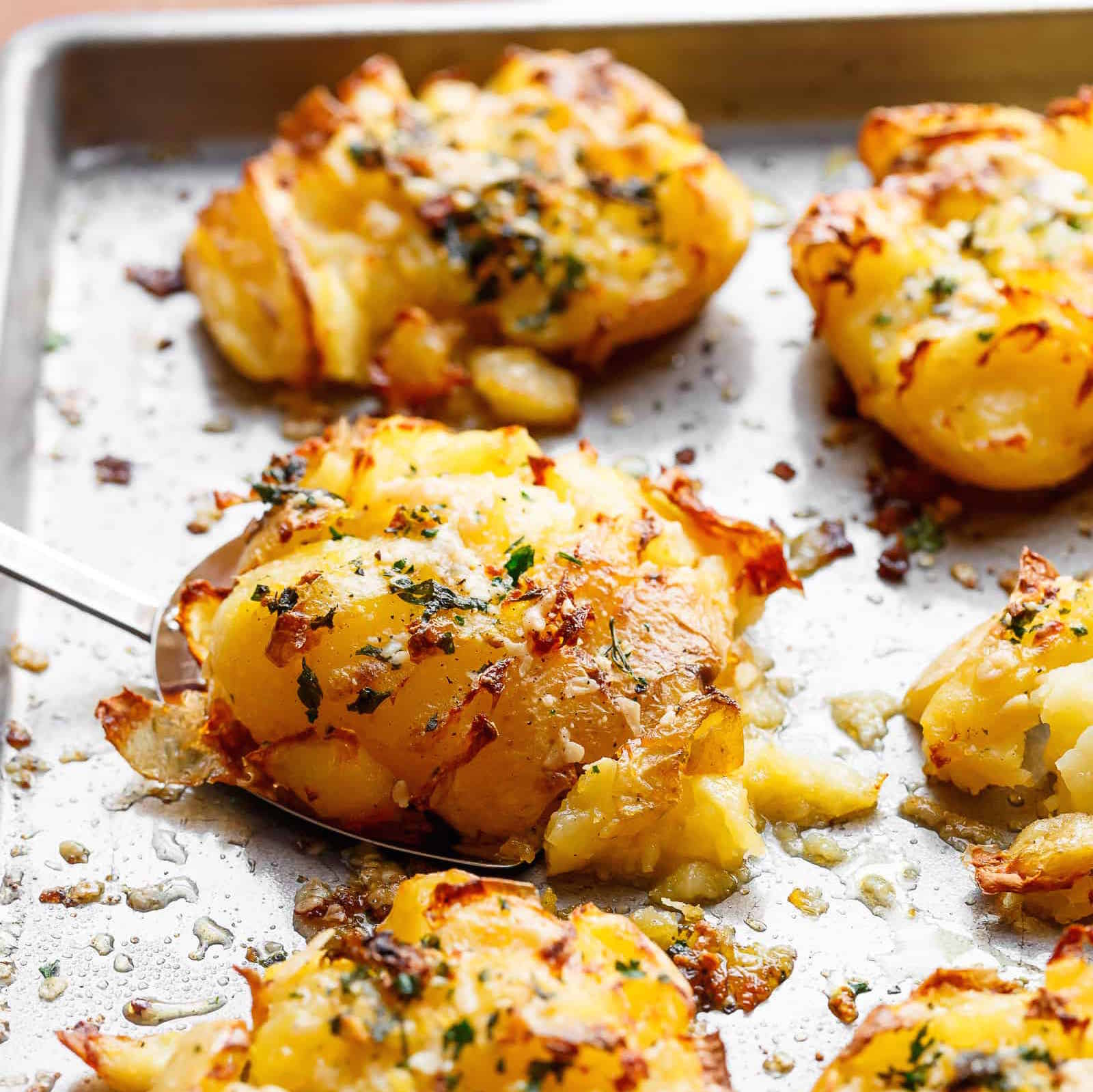 Pommes de terre écrasées à l'ail et au parmesan