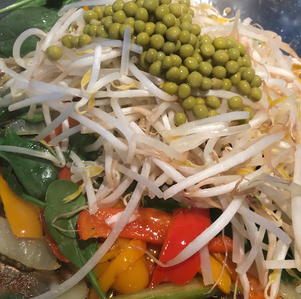 Poulet Farci aux Épinards, Fromage sur Fèves Germées aux Légumes 09