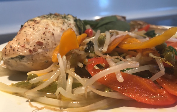 Poulet Farci aux Épinards, Fromage sur Fèves Germées aux Légumes 12