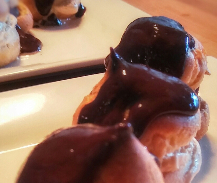 Profiteroles (à la crème glacée & chocolat) Plaisirs Glacés 1