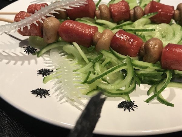 Salade de Concombres et Brochettes de Saucisses et Champignons pour L'halloween