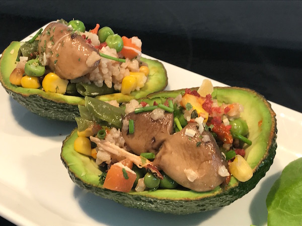 Salade de Couscous et Légumes Servi dans un Avocat 4