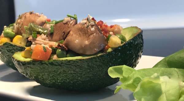 Salade de Couscous et Légumes Servi dans un Avocat 5