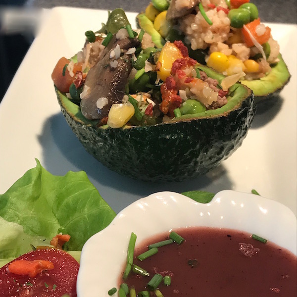 Salade de Couscous et Légumes Servi dans un Avocat 6