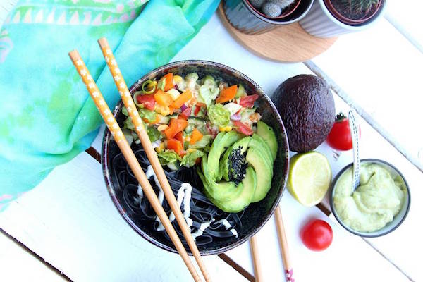 Salade de Pâtes aux Légumes D'été Sauce Crémeuse à L'avocat 1