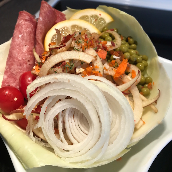 Salade Légumes et Chorizo Servi sur une Feuille de Chou 1