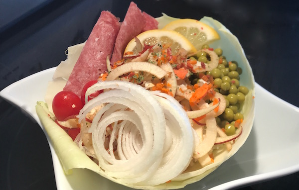 Salade Légumes et Chorizo Servi sur une Feuille de Chou 3