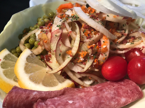 Salade Légumes et Chorizo Servi sur une Feuille de Chou 5