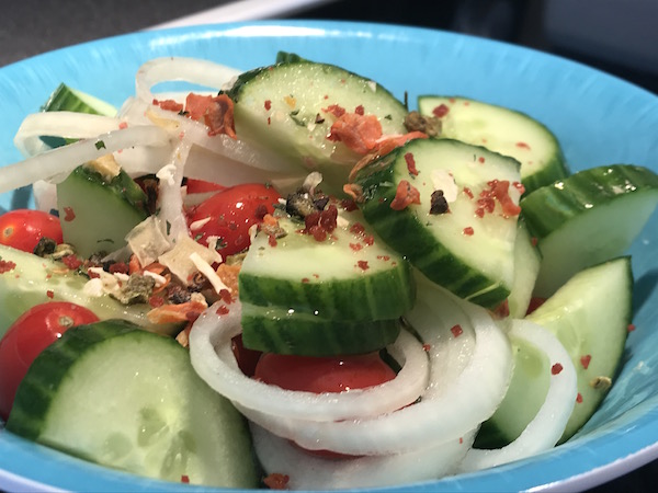 Salade Rafraîchissante au Concombre, Tomate et Oignon 5