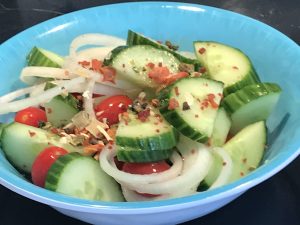 Salade Rafraîchissante au Concombre, Tomate et Oignon 6