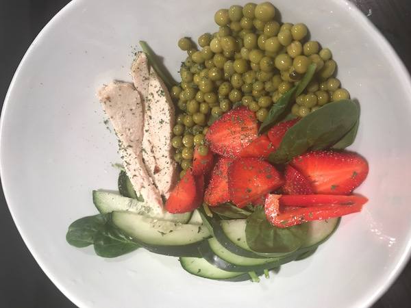 Salade Santé au Poulet et Fraises 3