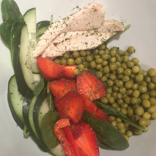 Salade Santé au Poulet et Fraises 8