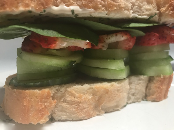 Sandwich aux Concombres et Fraises 1