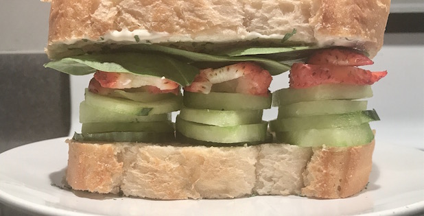 Sandwich aux Concombres et Fraises 3