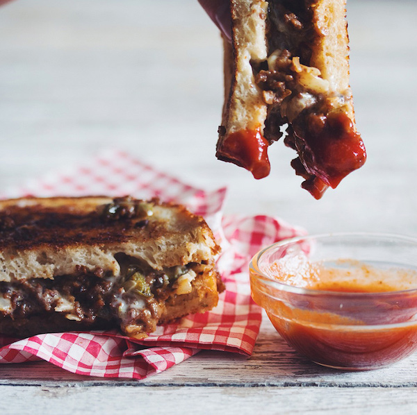 Sandwich Végétarien au Fromage Grillé et au Bœuf avec ketchup Sriracha 1