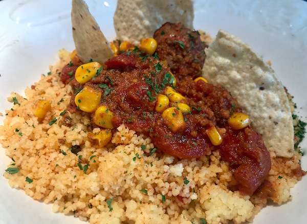 Sauce Chili et Boulettes Épicées sur Lit de Couscous 1