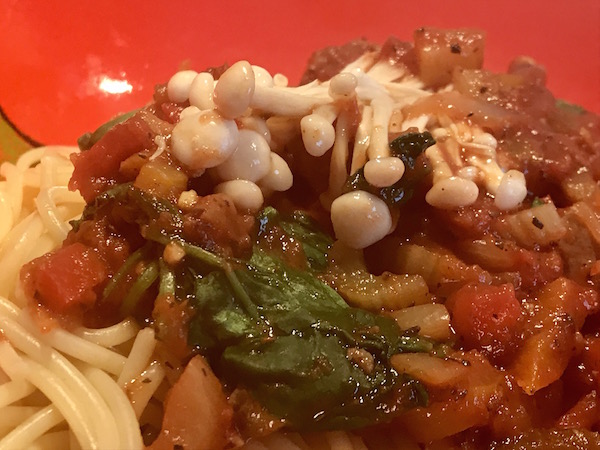 Spaghetti à La Sauce Végé avec Champignons Enoki. 3