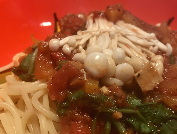 Spaghetti à La Sauce Végé avec Champignons Enoki 4