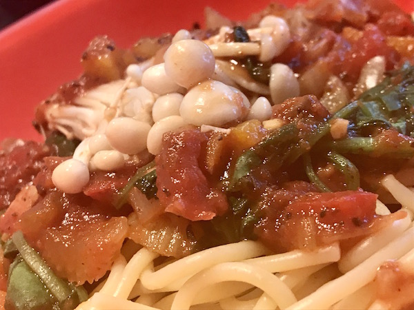 Spaghetti à La Sauce Végé avec Champignons Enoki. 5
