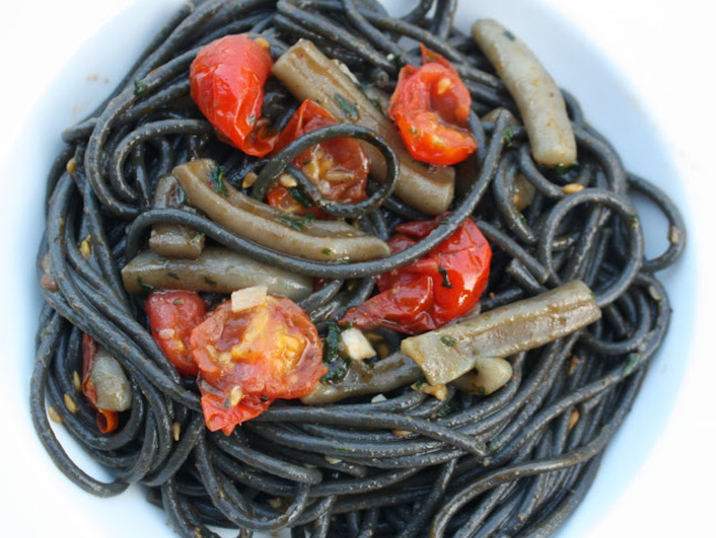 Spaghettis à l'encre de seiche, légumes rôtis - Stephatable
