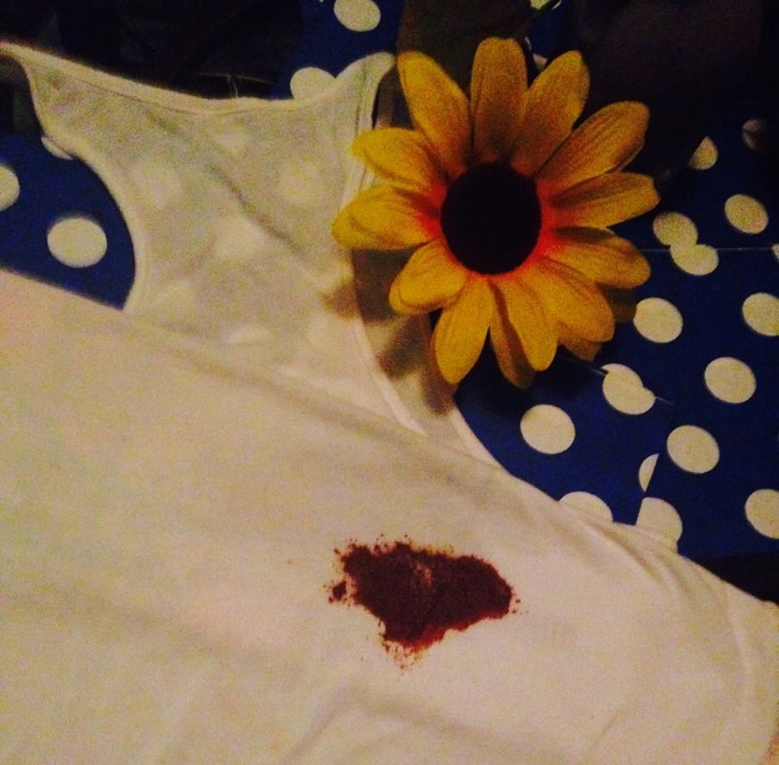 Enlever une Tache de Chocolat sur un Tissu