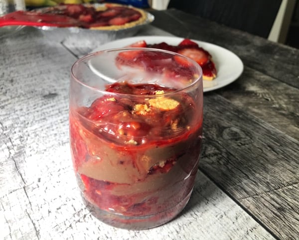 Verrine de Biscuits Graham avec Gelée de Fraises et Pouding au Chocolat 1