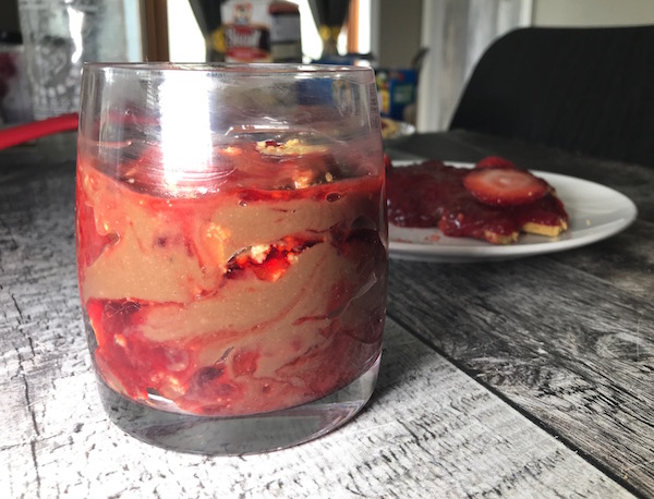 Verrine de Biscuits Graham avec Gelée de Fraises et Pouding au Chocolat 7